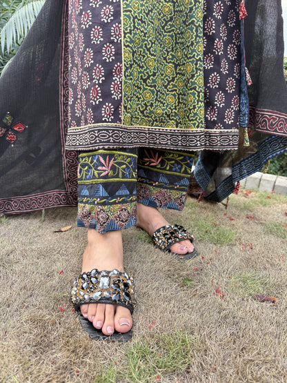 Zar-e-Ajrak

Pure Lawn | Luxury Pret