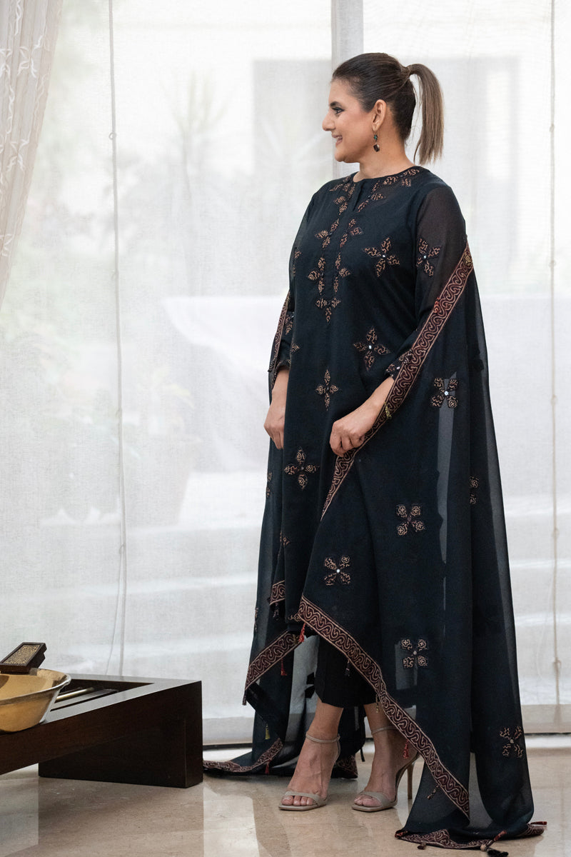 Appliqued Neck Pati Kurta