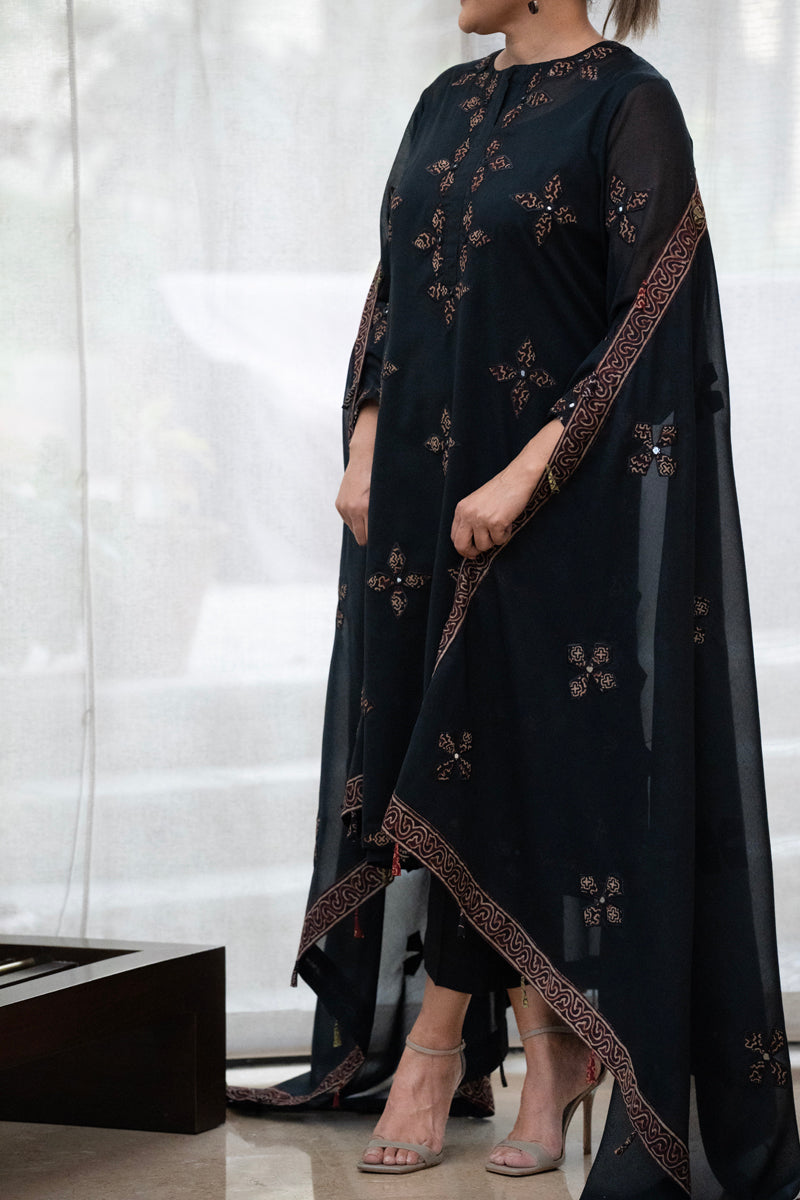 Appliqued Neck Pati Kurta