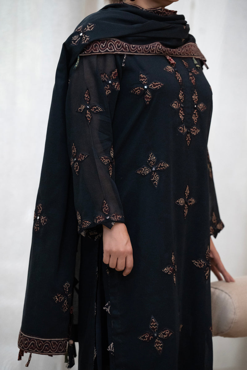 Appliqued Neck Pati Kurta